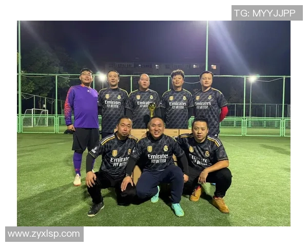 9号足球明星服装图片展示与解析让你领略球场风采与时尚魅力